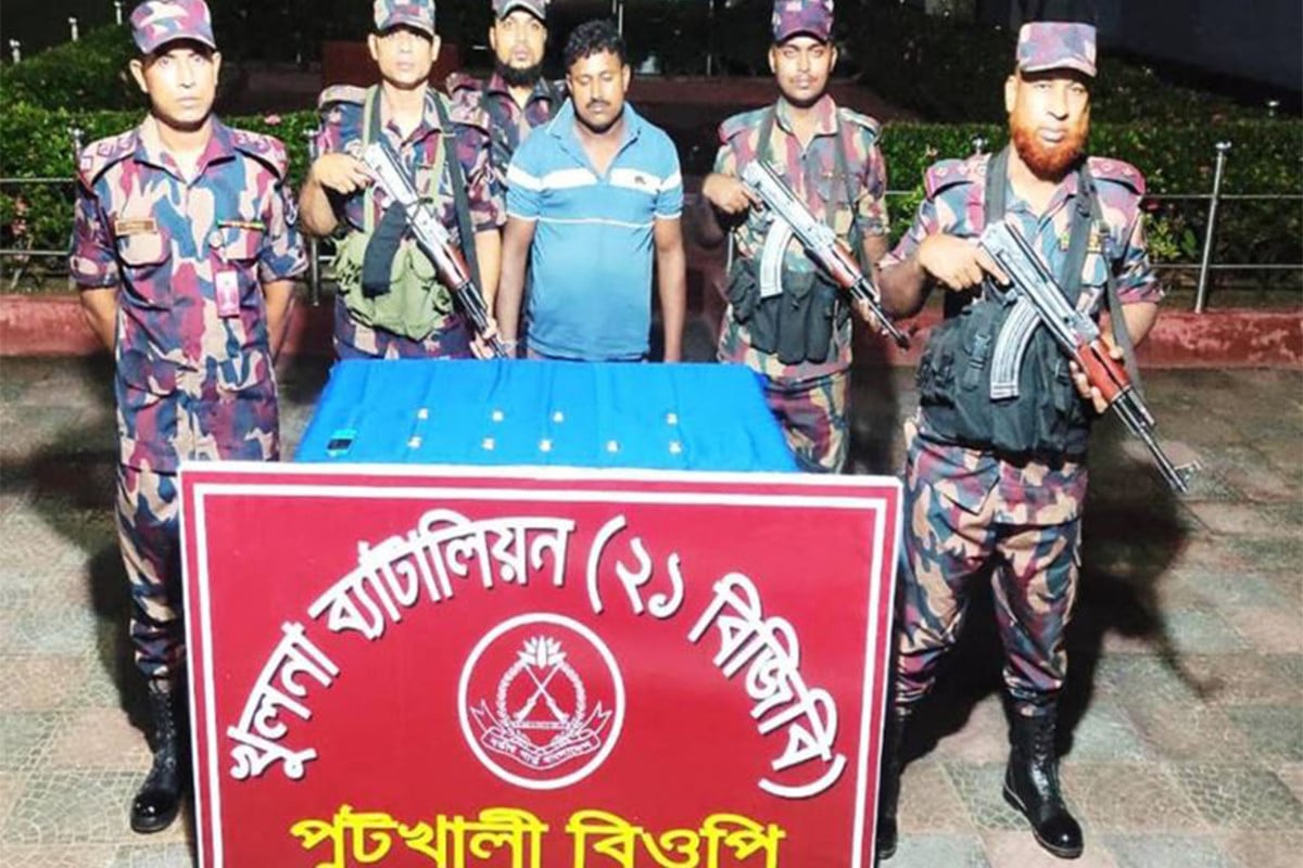 ৯টি স্বর্ণের বারসহ পাচারকারী আটক