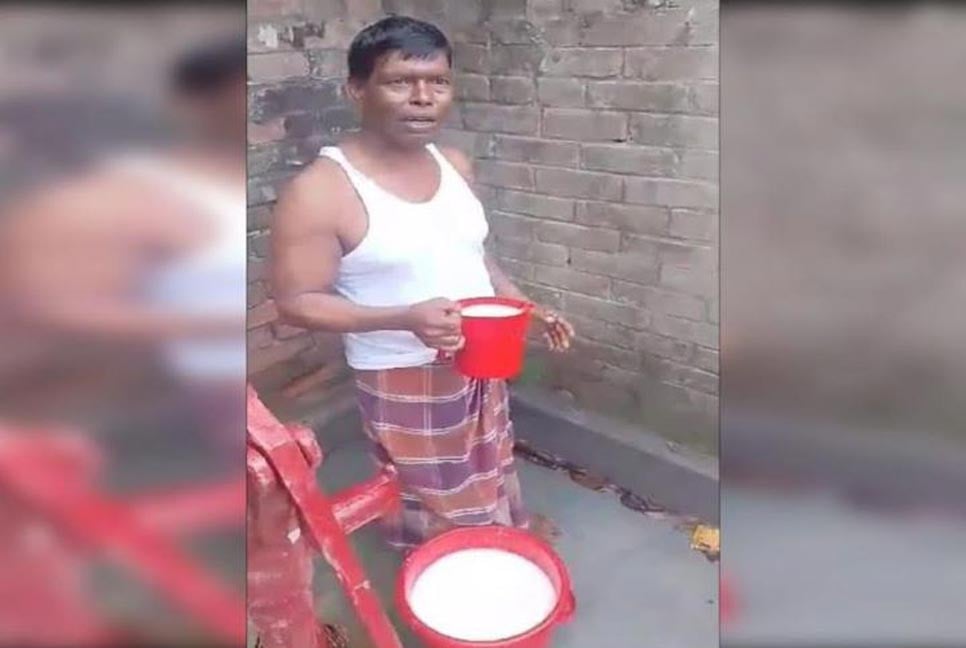 প্রেমিকের সঙ্গে স্ত্রী পালিয়ে যাওয়ায় দুধ দিয়ে গোসল প্রবাসীর
