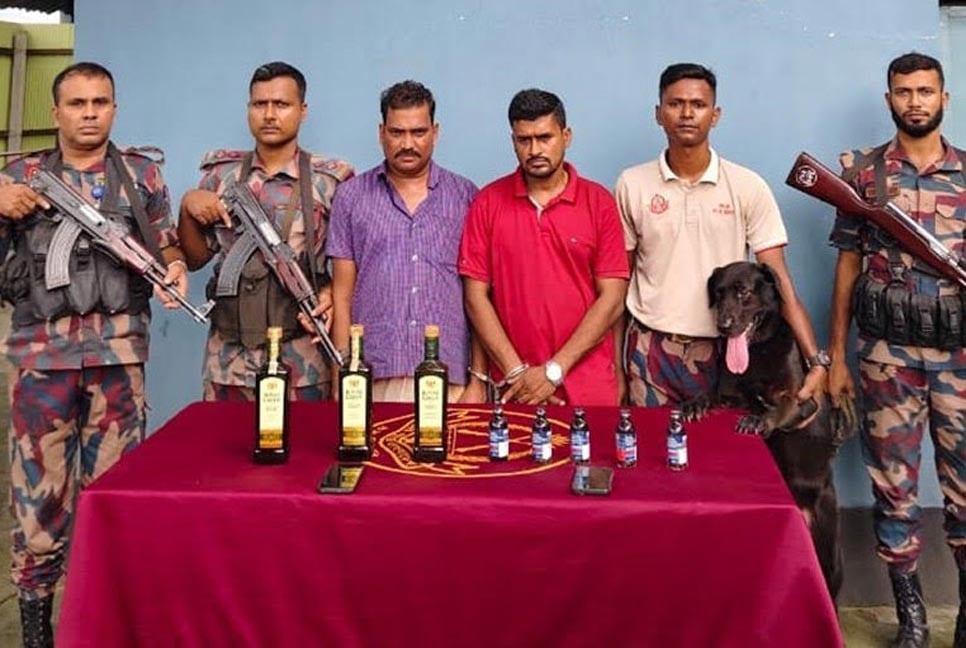 যশোর সীমান্তে এক ভারতীয়সহ দুই চোরাকারবারি আটক
