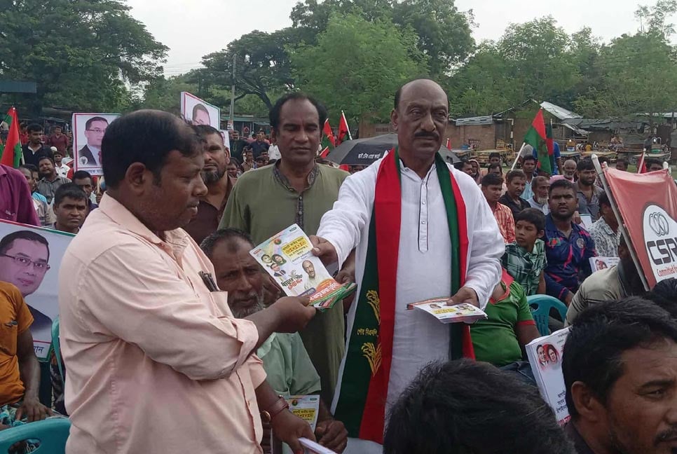 চাপাইনবাবগঞ্জে বিএনপির ৩১ দফার লিফলেট বিতরণ