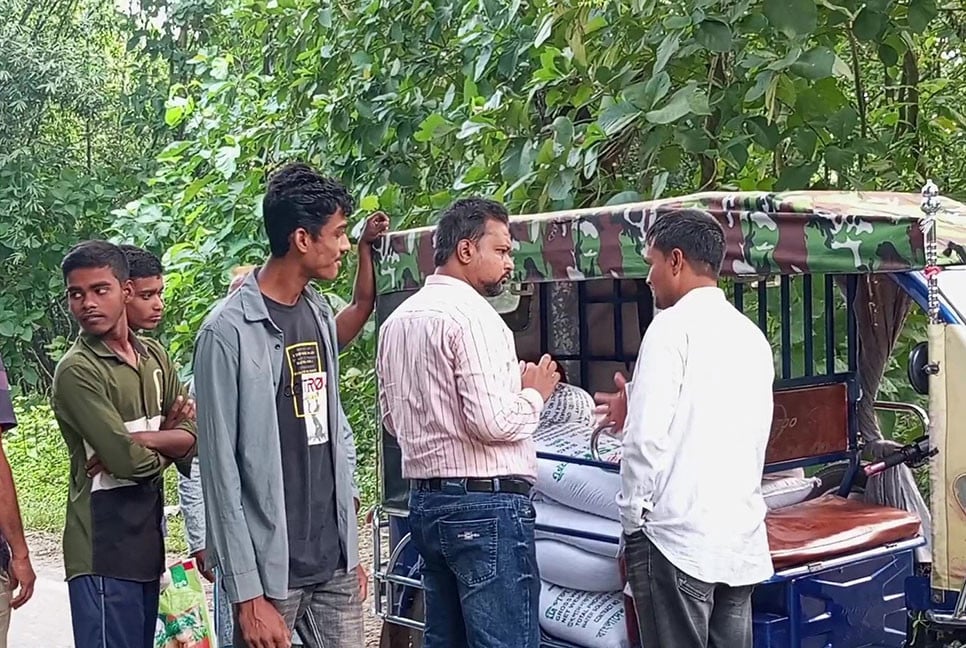 মেহেরপুরে বেশি দামে সার বিক্রির অভিযোগে জরিমানা