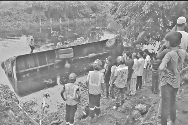 ভটভটি চাপায় ভাইবোনসহ নিহত ৩
