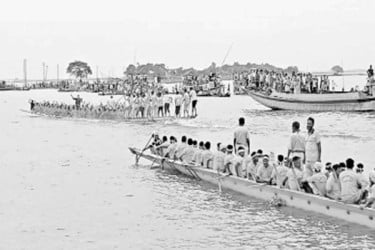 নৌকাবাইচে দর্শকের ঢল
