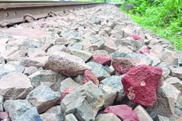 রেললাইনে পাথরের সঙ্গে ইটের খোয়া