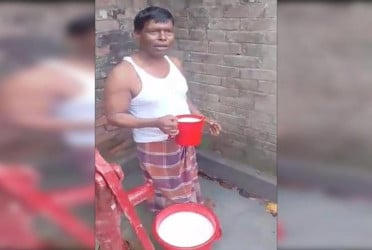 প্রেমিকের সঙ্গে স্ত্রী পালিয়ে যাওয়ায় দুধ দিয়ে গোসল প্রবাসীর