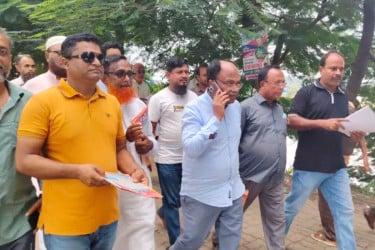 মোংলায় বিএনপির ৩১ দফার লিফলেট বিতরণ
