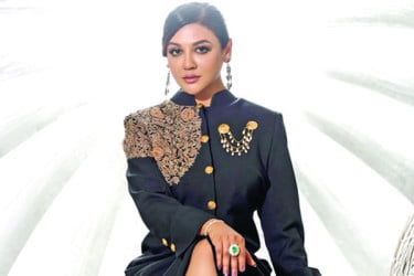 রাজকীয় আবহে জয়া