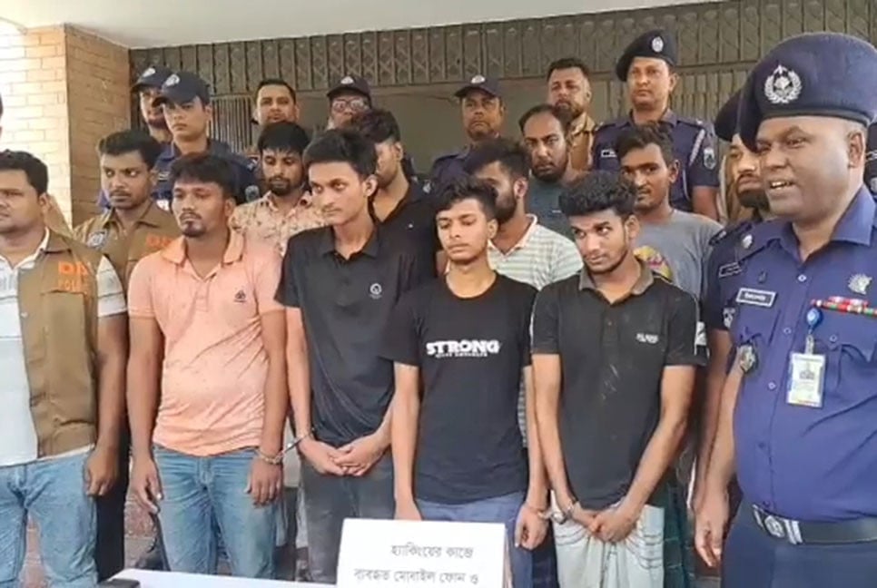 নাটোরে হ্যাকার চক্রের ৯ সদস্য গ্রেফতার