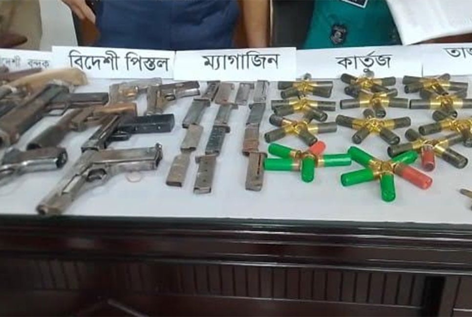 চট্টগ্রামে পুলিশের অভিযানে অস্ত্র উদ্ধার, গ্রেফতার ৩