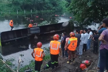 নারায়ণগঞ্জে বাস উল্টে খাদে, নারী-শিশুসহ আহত ১০