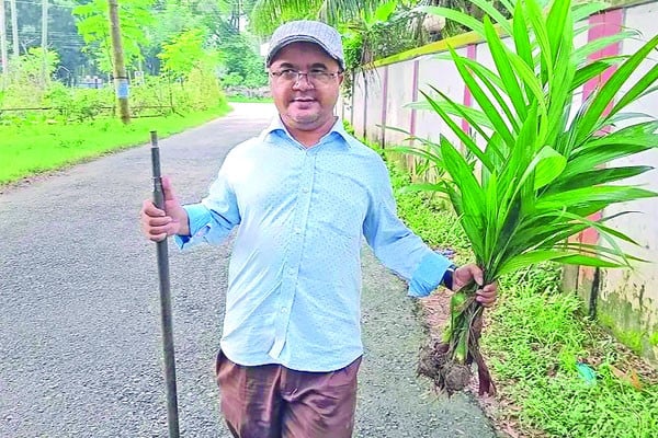 গাছ লাগানোই নেশা...