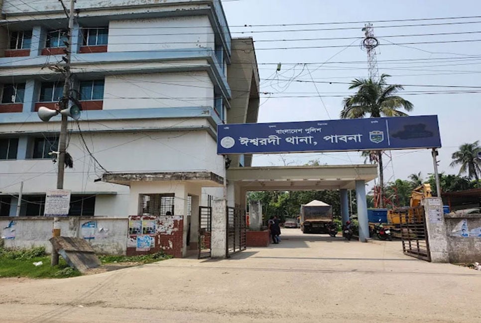পাবনায় ছেলেকে বাঁচাতে গিয়ে প্রাণ গেল বৃদ্ধ মায়ের