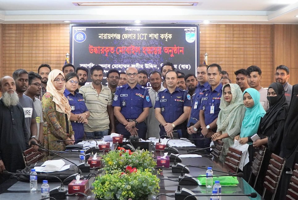 নারায়ণগঞ্জে ৬১টি হারানো মোবাইল ফিরিয়ে দিল পুলিশ