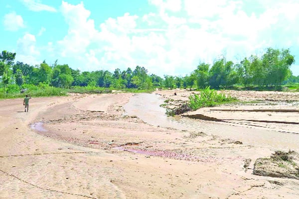 প্রকাশ্যে চলছে ‘সাদা সোনা’ লুট