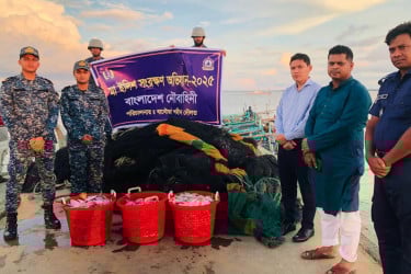 মা ইলিশ সংরক্ষণ অভিযান: কুতুবদিয়ায় ১১ ফিশিং বোট জব্দ