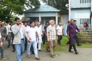 জনগণের দোরগোড়ায় সেবা পৌঁছে দিতে সরকার কাজ করছে: ফারুক-ই-আজম