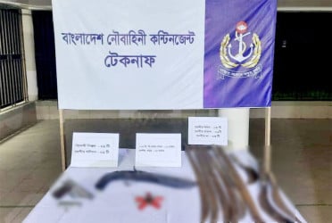 টেকনাফে নৌবাহিনীর বিশেষ অভিযান, আগ্নেয়াস্ত্র-গোলাবারুদ উদ্ধার