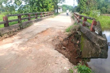 ফুলগাজীর নিলক্ষীতে ঝুঁকিপূর্ণ ব্রিজে যাত্রী পারাপার, দুর্ভোগ চরমে