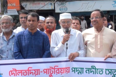 রেললাইন, মেডিকেল কলেজ ও নদী সংস্কারের দাবিতে ঝিনাইদহে মানববন্ধন