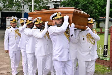 সাবেক নৌবাহিনী প্রধান সরওয়ার জাহান নিজামের সামরিক মর্যাদায় দাফন সম্পন্ন