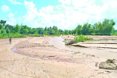 প্রকাশ্যে চলছে ‘সাদা সোনা’ লুট