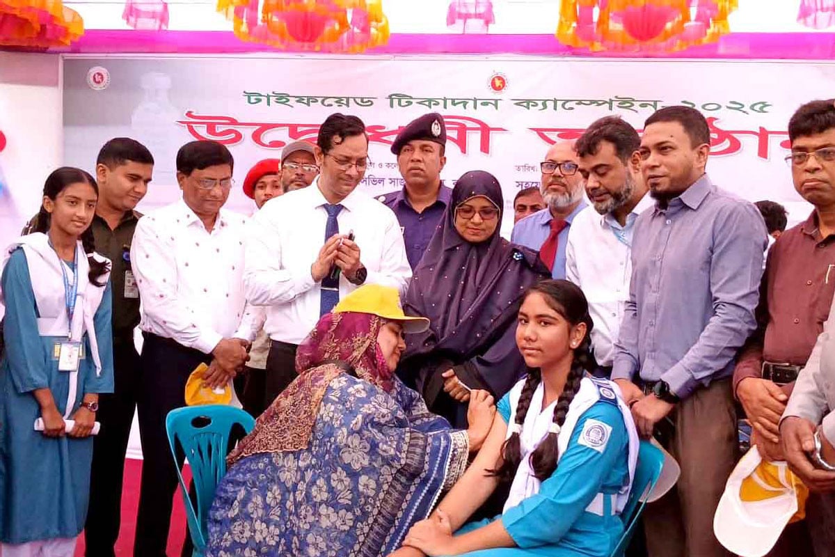বগুড়ায় টাইফয়েড টিকাদান কর্মসূচির উদ্বোধন