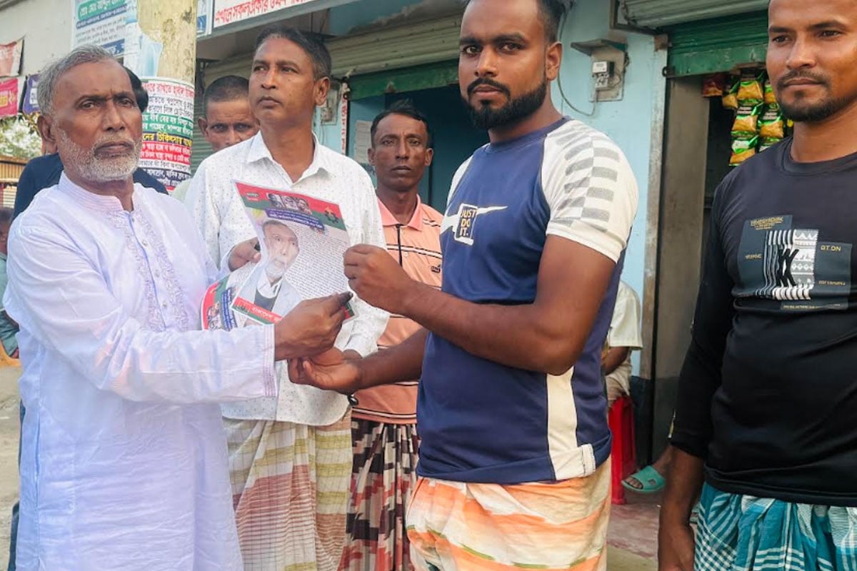 নওগাঁয় বিএনপির ৩১ দফার লিফলেট বিতরণ ও গণসংযোগ