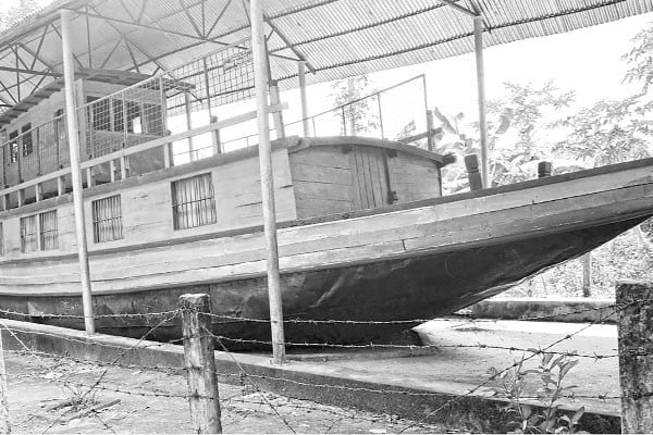 চিত্রাপাড়ে ডাঙায় সুলতানের বজরা