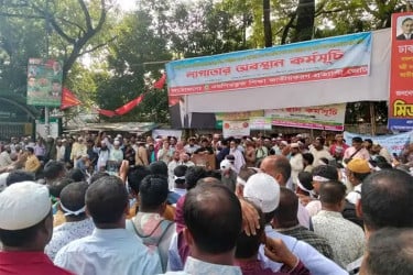 প্রেসক্লাবের সামনে এমপিওভুক্ত শিক্ষকদের অবস্থান কর্মসূচি