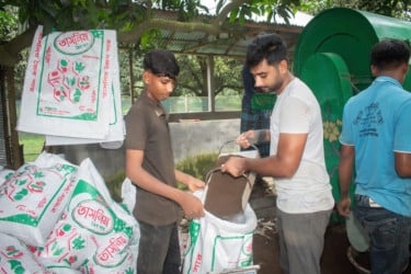 জৈব সার উৎপাদনে স্বাবলম্বী চাঁপাইনবাবগঞ্জের আশিক