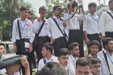 ঢাকা কলেজের শিক্ষার্থীদের সায়েন্সল্যাব মোড় অবরোধ