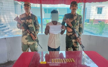 ভারত-বাংলাদেশ সীমান্তে কোটি টাকা স্বর্ণের বারসহ পাচারকারী আটক