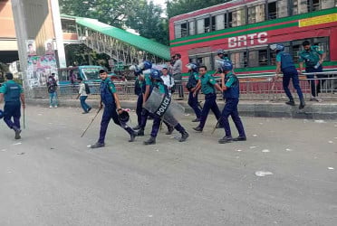 শিক্ষকদের আন্দোলন ছত্রভঙ্গ, ধাওয়া-পাল্টা ধাওয়া