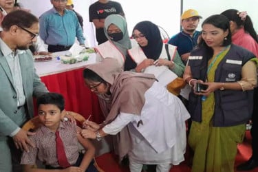 চট্টগ্রামে শিশুদের টাইফয়েডের টিকাদান কর্মসূচি শুরু
