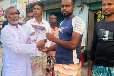 নওগাঁয় বিএনপির ৩১ দফার লিফলেট বিতরণ ও গণসংযোগ