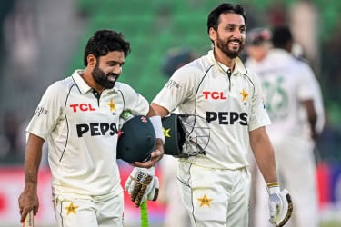 লাহোর টেস্টে চার ফিফটিতে প্রথম দিনেই পাকিস্তানের দাপট