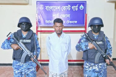 টেকনাফে শীর্ষ মানব পাচারকারী গ্রেফতার