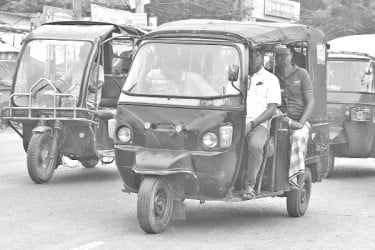 থ্রি-হুইলারের দখলে মহাসড়ক