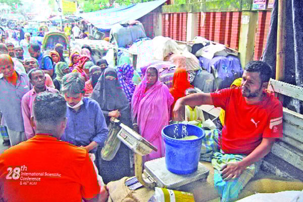 ওএমএসের পণ্য কিনতে মানুষের দীর্ঘ লাইন