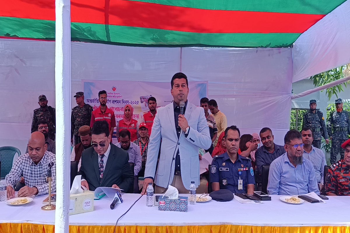 দুর্যোগ প্রশমন দিবসে নারায়ণগঞ্জে ফায়ার সার্ভিসের সচেতনতামূলক মহড়া