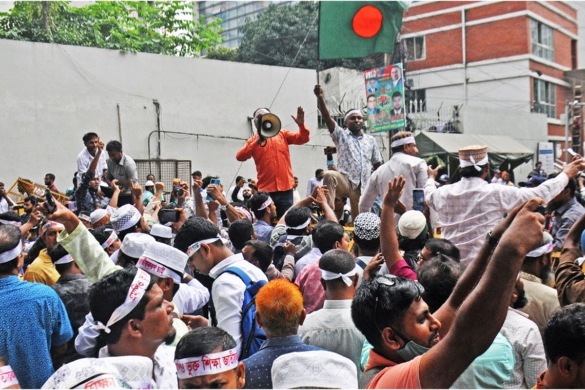 এমপিওভুক্ত শিক্ষকদের লাগাতার কর্মবিরতি, শহীদ মিনারে অবস্থান