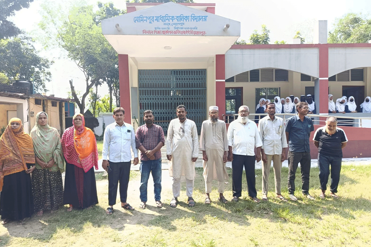 মেহেরপুরে পাঠদান বন্ধ রেখে কর্মবিরতিতে শিক্ষকরা