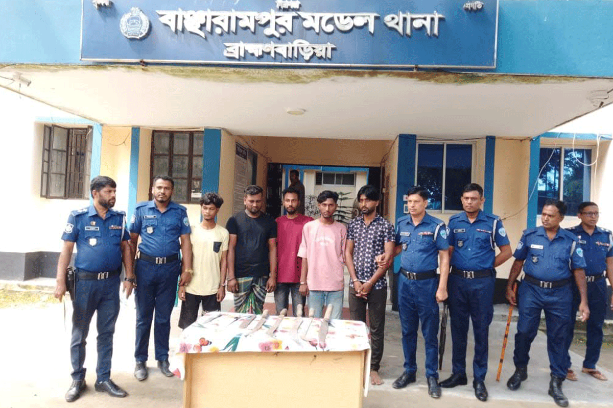 ব্রাহ্মণবাড়িয়ায় অস্ত্রসহ পাঁচ ডাকাত গ্রেফতার