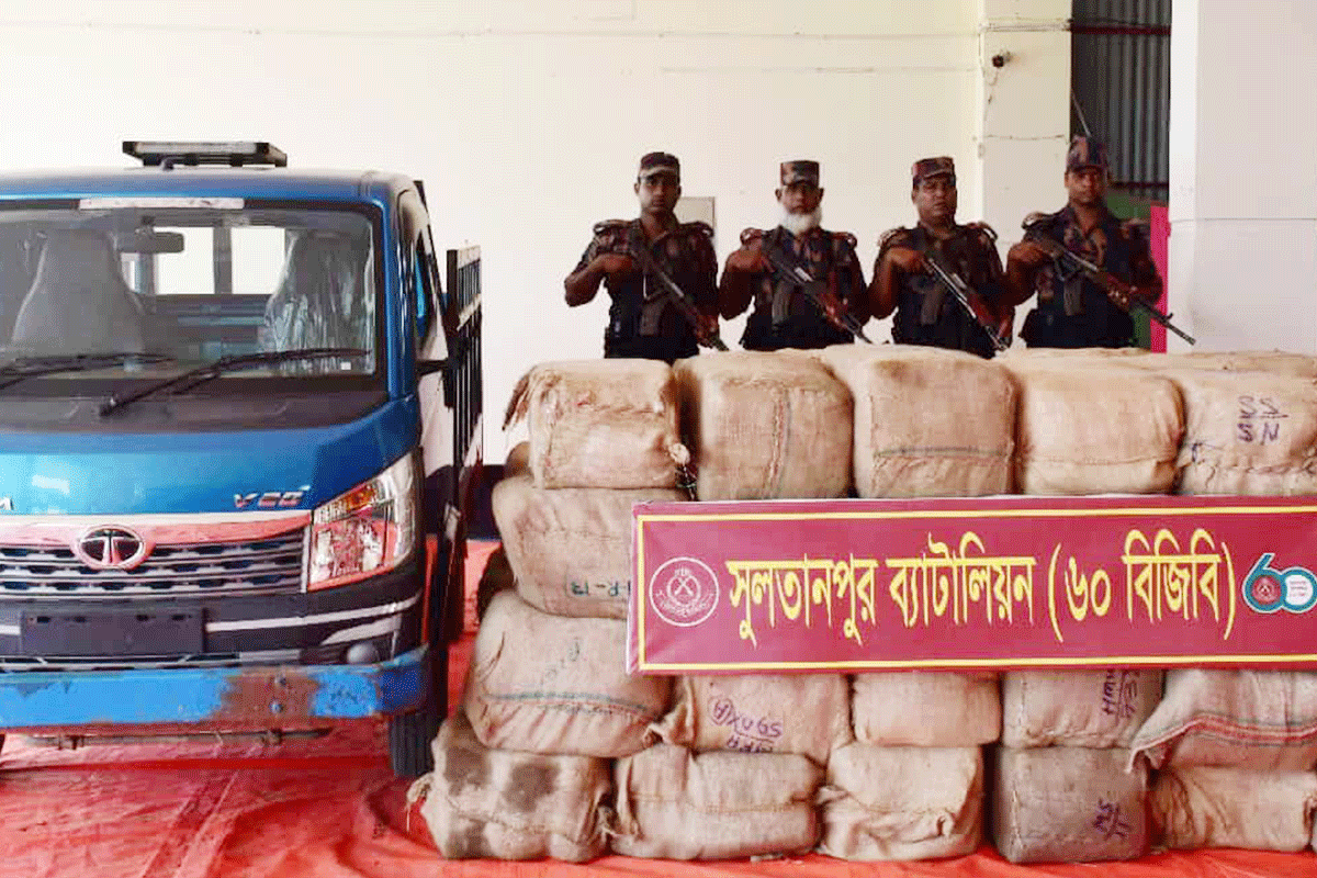 সীমান্তে তিন কোটি টাকার ভারতীয় শাড়ি জব্দ