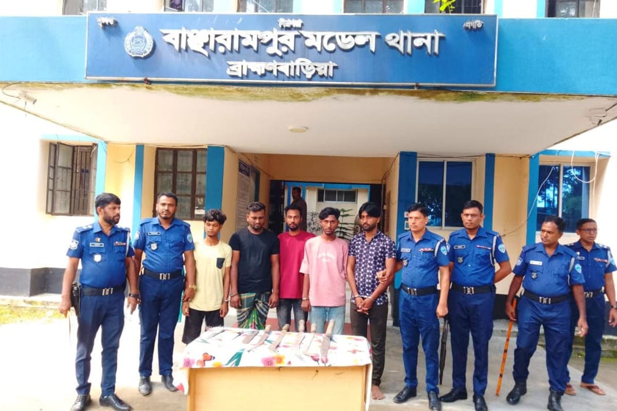 বাঞ্ছারামপুরে অস্ত্রসহ আন্তঃজেলা ডাকাত দলের ৫ সদস্য গ্রেফতার