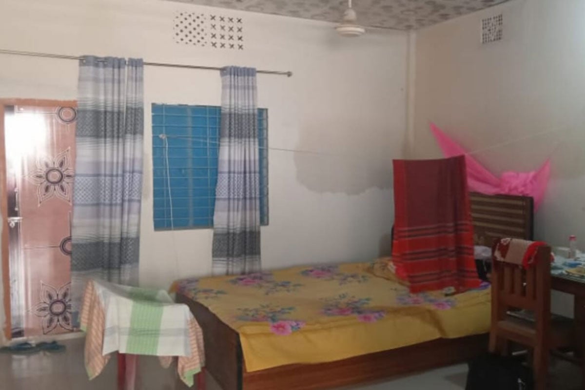 বিদ্যালয়ের কক্ষে প্রধান শিক্ষকের সংসার, মাঠ যেন গো-চারণভূমি