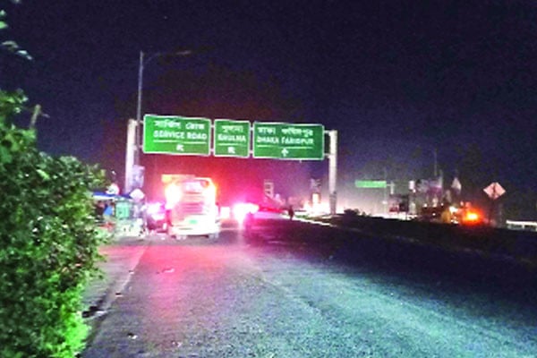 সন্ধ্যা নামলেই ভূতুড়ে ভাঙ্গা গোলচত্বর