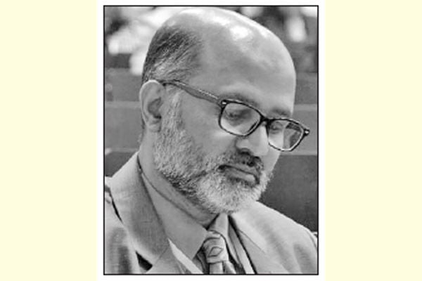 অবক্ষয়ের চোরাবালিতে আলোর দিশারি