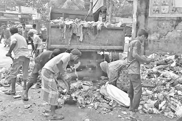 যত্রতত্র বর্জ্য ভোগান্তিতে পৌরবাসী