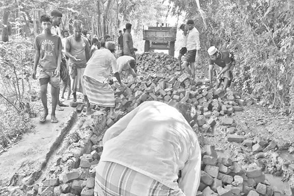বিএনপি নেতার উদ্যোগে সড়ক সংস্কার